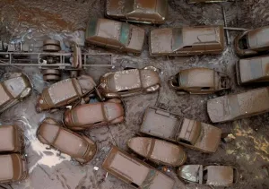 Imagem de drone do dia 3 de maio de 2024 mostra pilha de carros soterrados por enchente na cidade de Encanto após fortes chuvas que caíram sobre o Rio Grande do Sul — Foto: Diego Vara/Reuters 