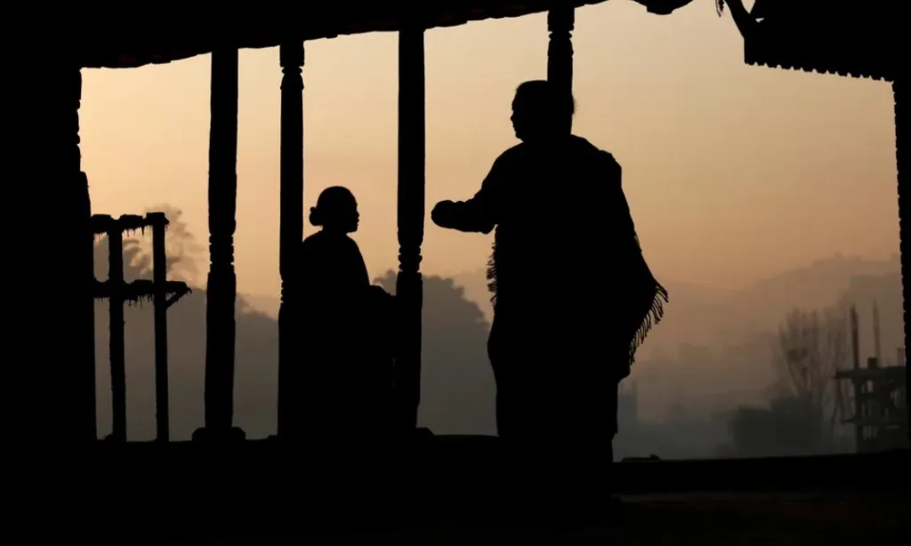 Mulheres rezam em templo no Nepal, em foto de 2016 — Foto: Navesh Chitrakar/Reuters